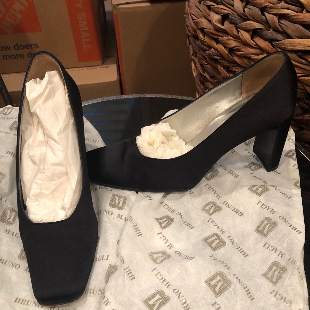 Chic Black Satin Richard Tyler Pumps